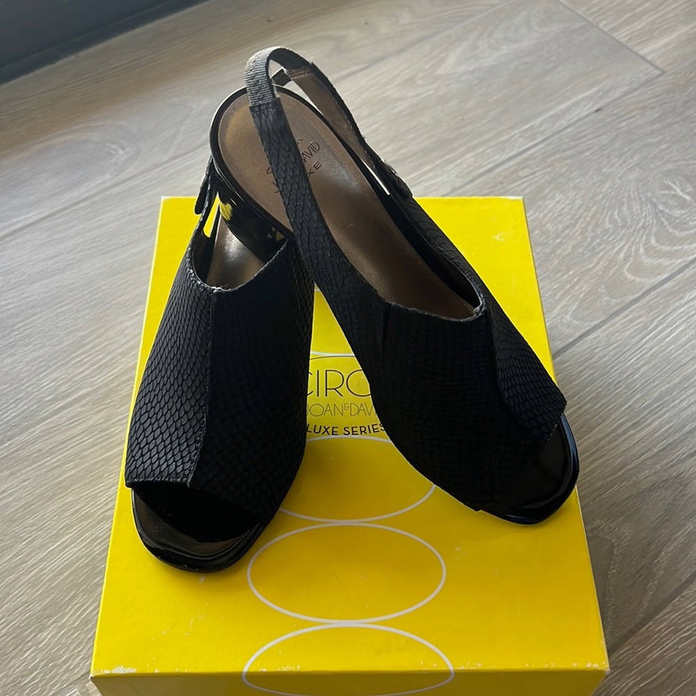 Joan & David Circa Luxe.  Black embossed leather block heels. Sz 7.5, 2” heel